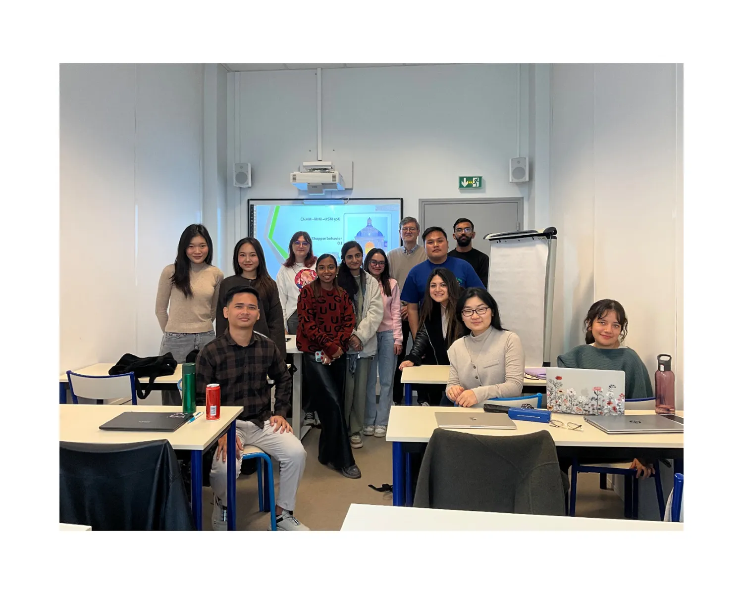 Classroom group photo during a shopper behavior marketing class